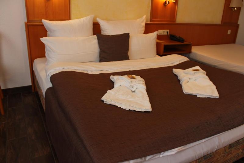 Queen Room with Two Queen Beds image 3