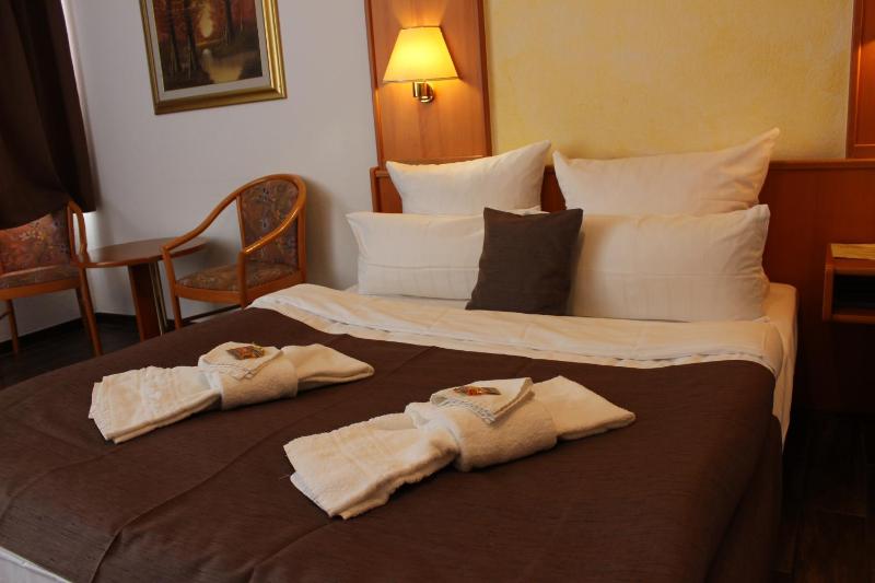 Queen Room with Two Queen Beds image 2