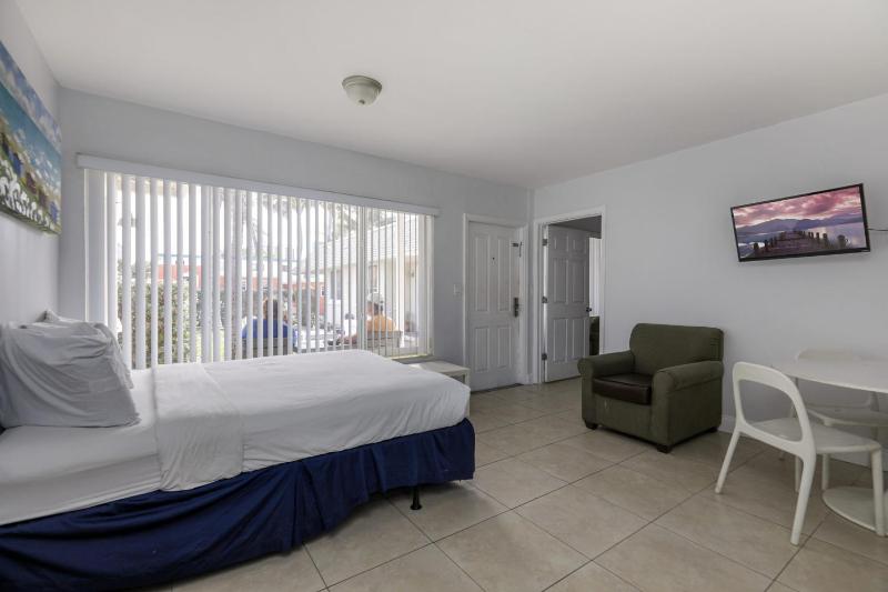 Hollywood Broadwalk Oceanside Hotel - image 7