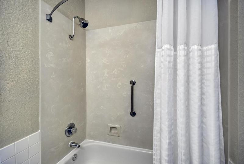 Deluxe King Room with Mobility/Hearing Access Roll-in Shower - Non-Smoking image 3