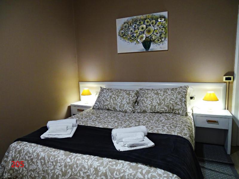 Double Room with Shared Bathroom image 2
