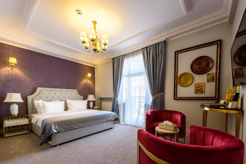 Deluxe King Room image 3