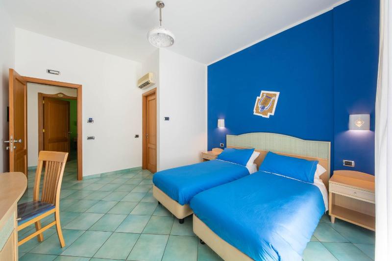 Deluxe Double Room with Balcony image 3