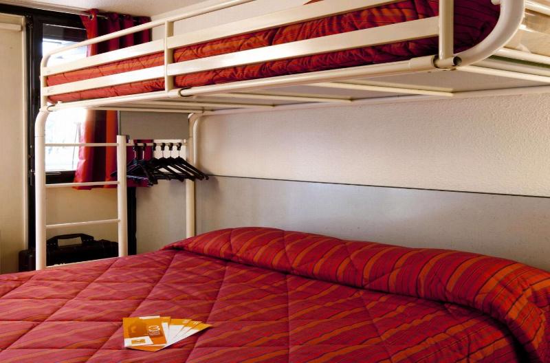 Triple Room (1 Double Bed + 1 Single Bed) image 1