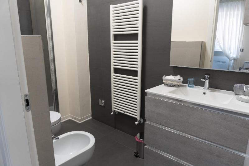Deluxe Double Room with Extra Bed image 2