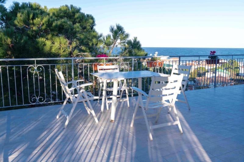 M262 - Marcelli quadrilocale ristrutturato con terrazzo vista mare 1p - image 1