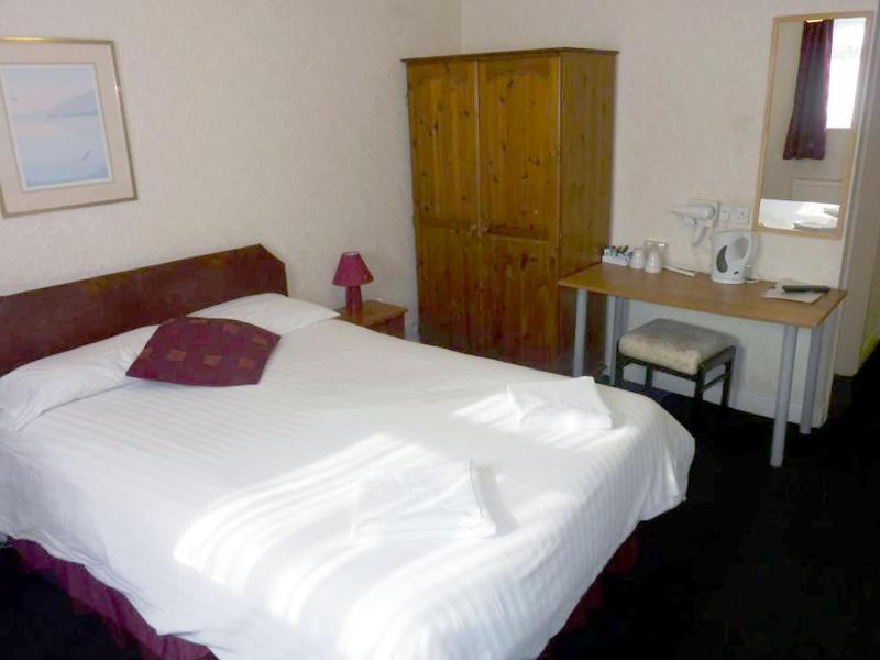 Classic Double Room image 3
