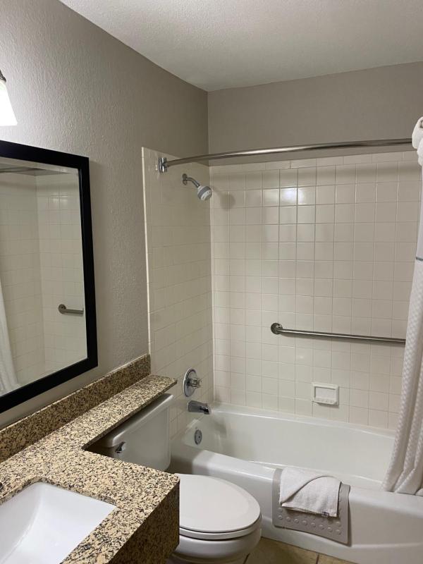 King Suite with Hot Tub - Non-Smoking image 2