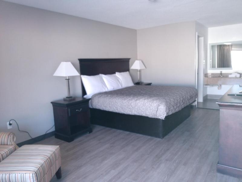 Standard King Room image 2