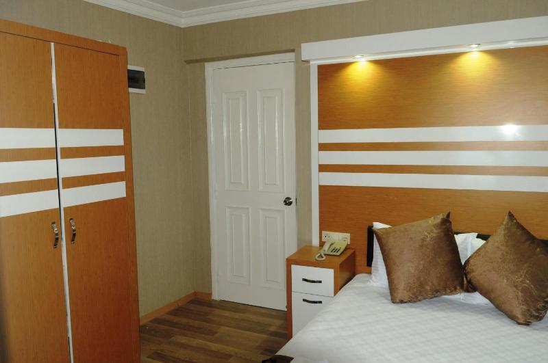 Large Double Room image 3
