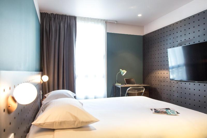 Pop Room with a double bed image 4