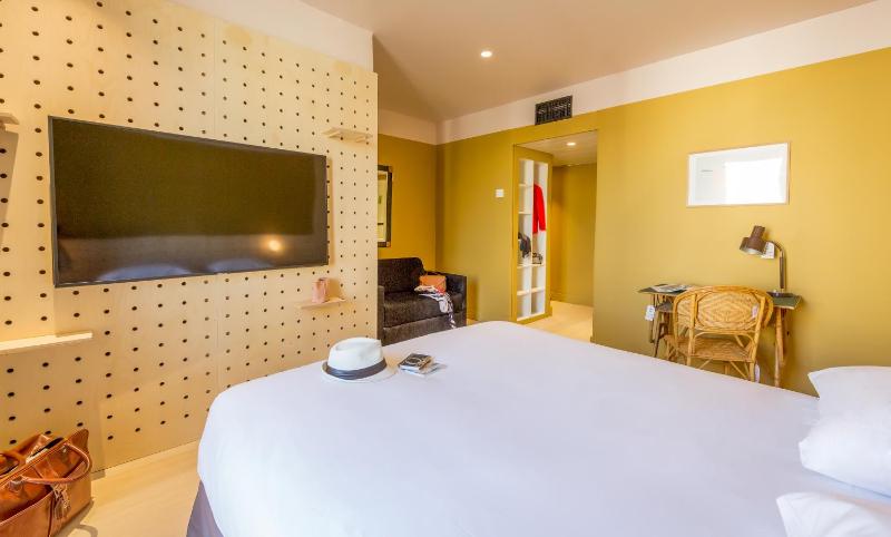 Pop Room with a double bed image 3