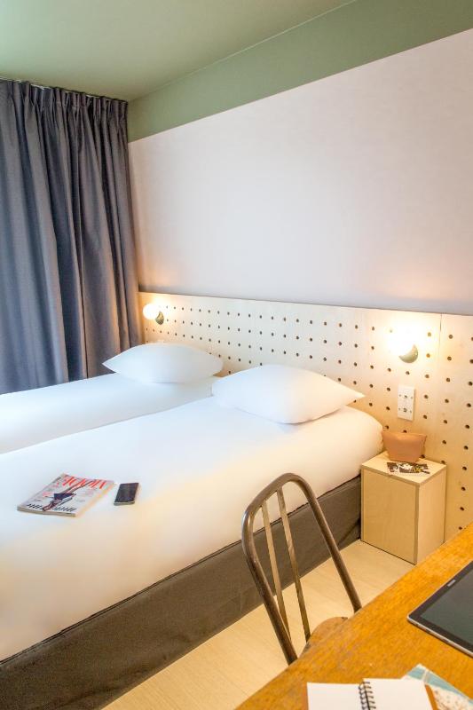 Pop Twin Room image 3