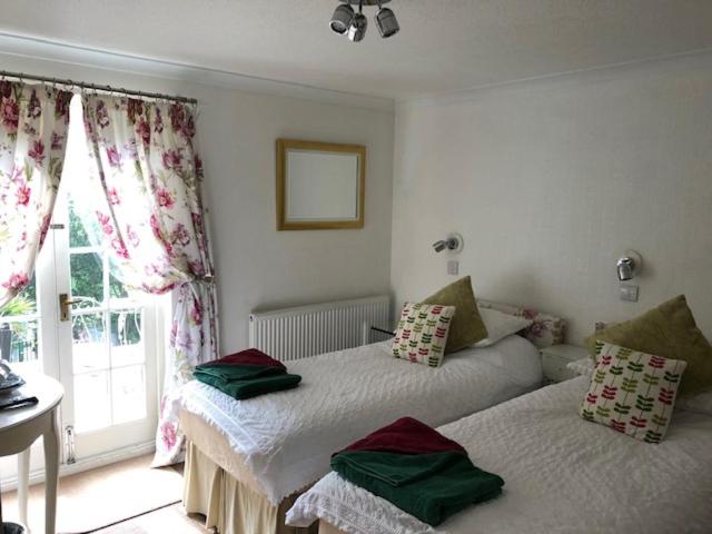 Twin Room with Bathroom image 1