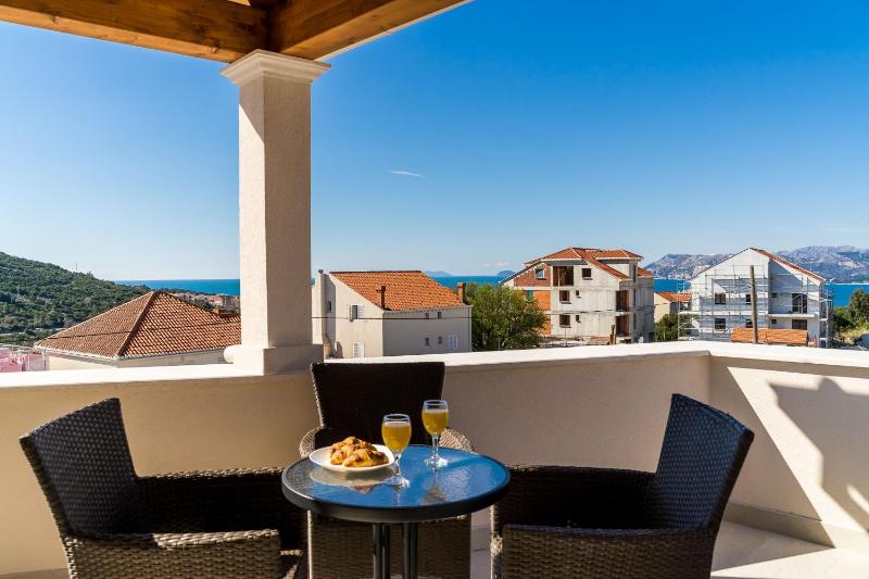 Deluxe Studio with Balcony and City View image 4