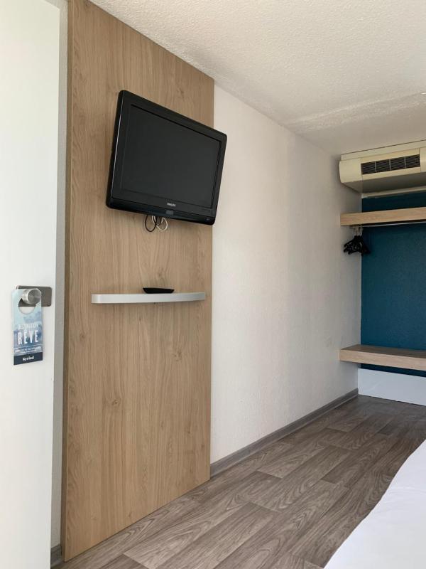Twin Room image 4