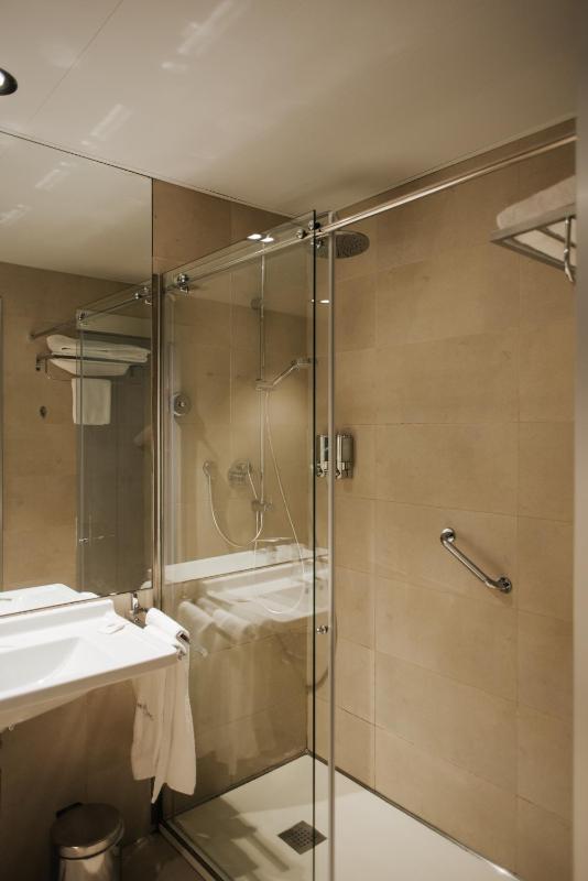 Double or Twin Room image 4