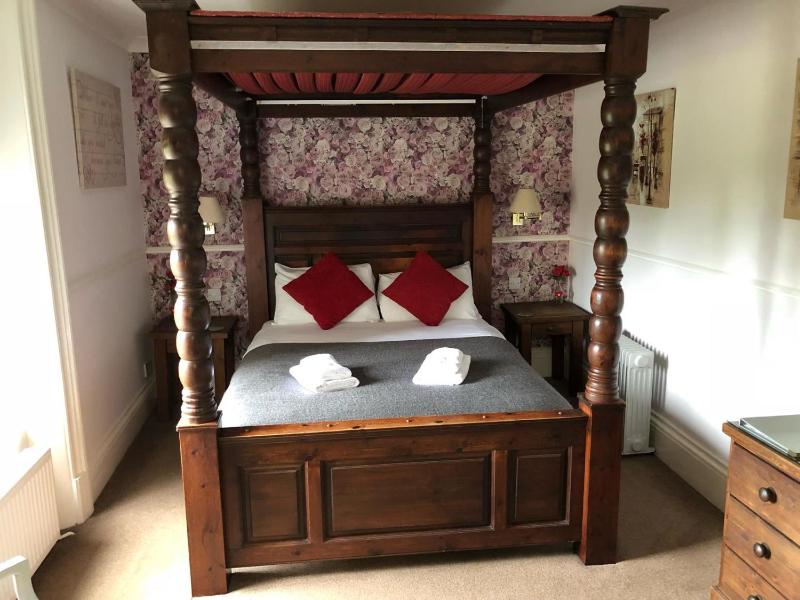 En-Suite Double Room with Garden View image 2