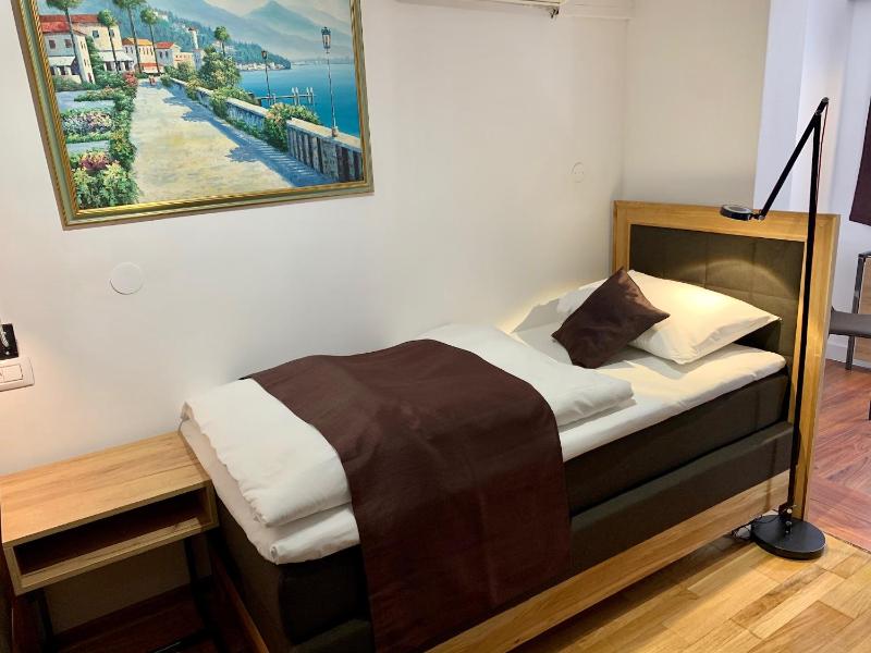 Deluxe Twin Room image 4