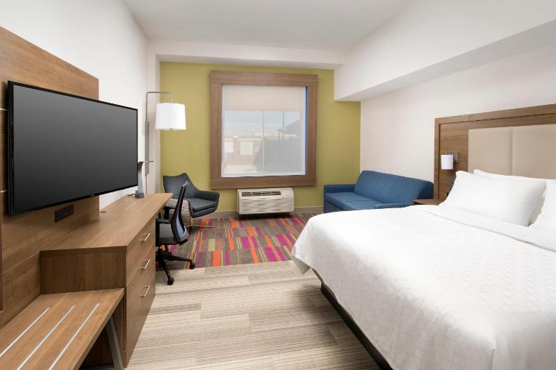 King Room With Sleeper Sofa image 1