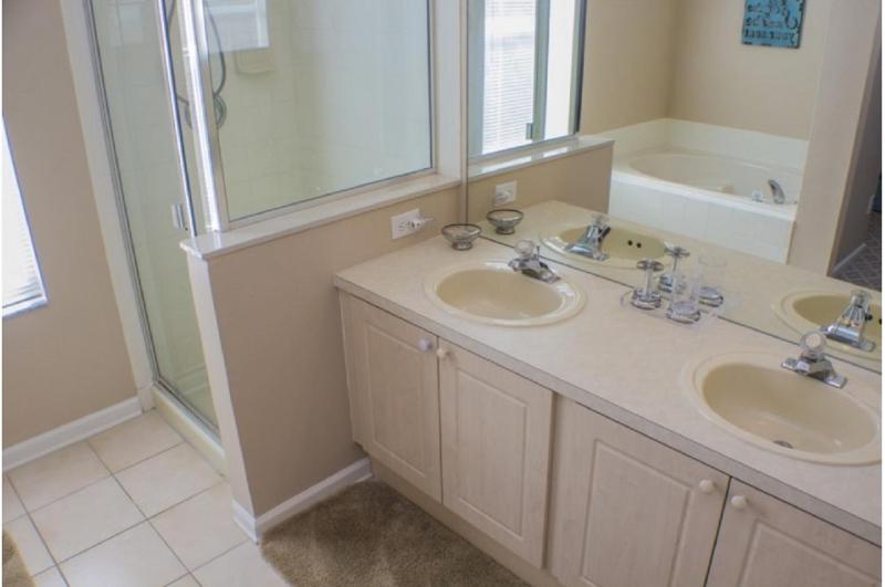 Three-Bedroom Pool Home Davenport - image 2