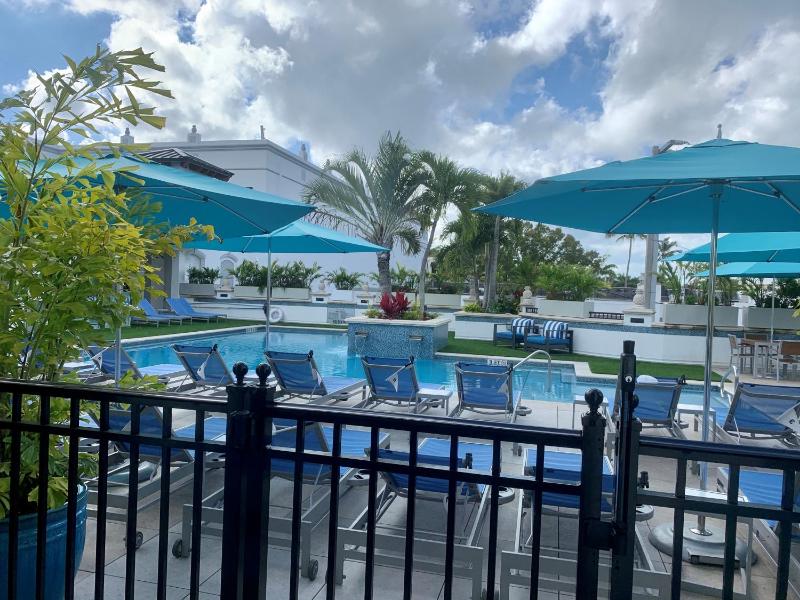  Pool View Deluxe KingﾠDeluxe View King image 2