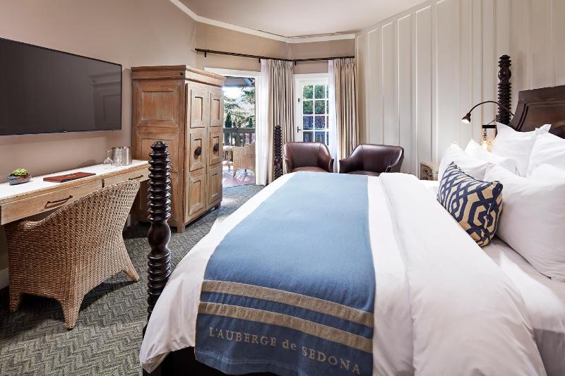 Deluxe King Room image 4