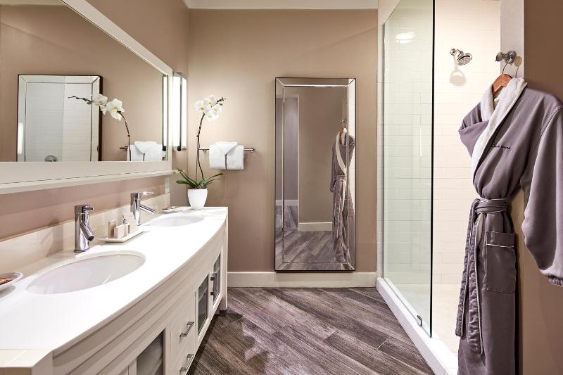Deluxe King Room image 3