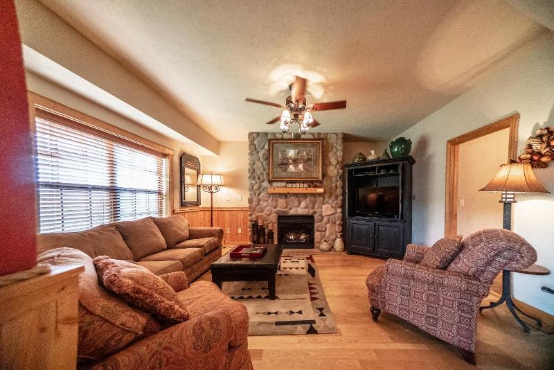 Four-Bedroom Cabin image 2