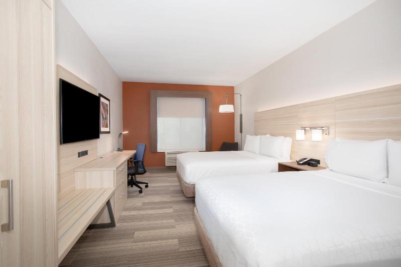 Standard Room with Two Queen Beds image 2