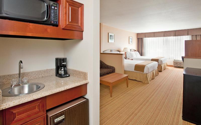Queen Suite - Non-Smoking image 1