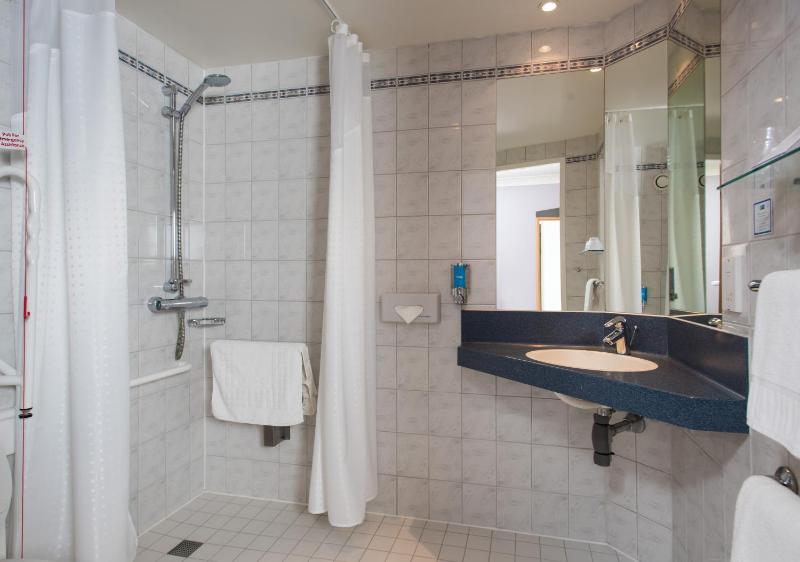 Standard Twin Room with Free Hot Breakfast - Accessible image 2