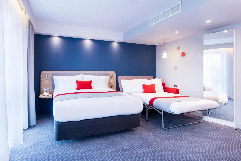 Standard Queen Room with Sofa Bed - Non-Smoking image 4