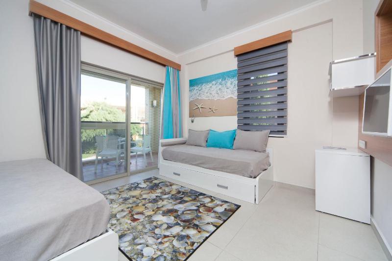 Double Room with Pool View image 4