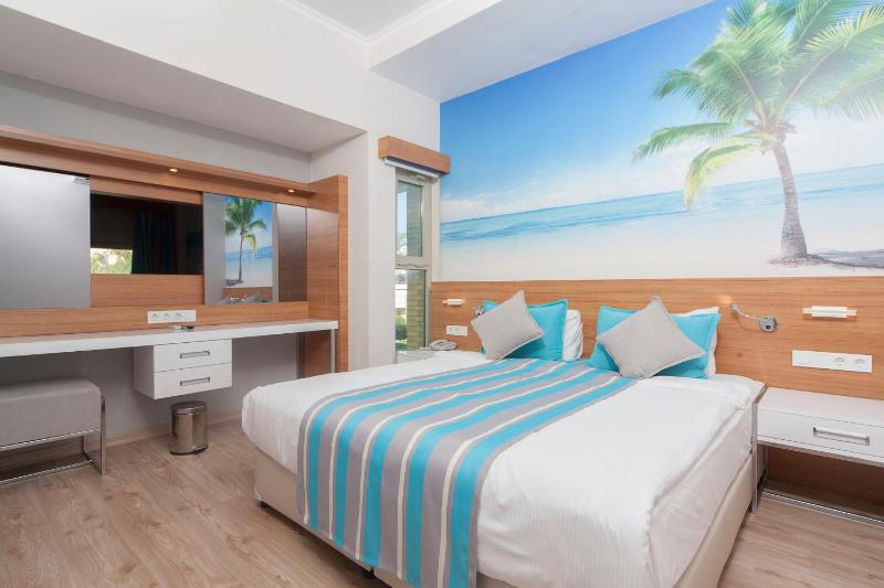 Double Room with Pool View image 3