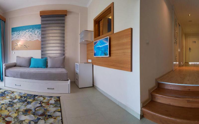 Double Room with Pool View image 2