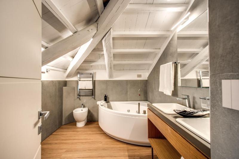 Deluxe Triple Room image 2
