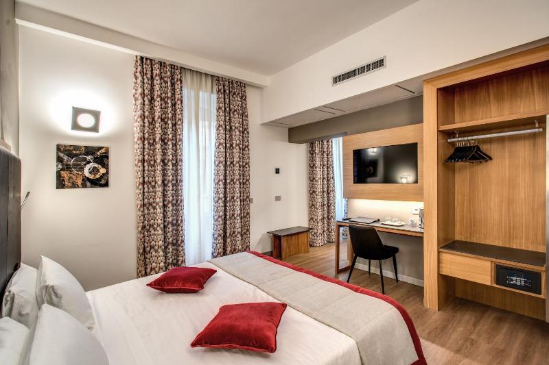 Deluxe Quadruple Room image 4