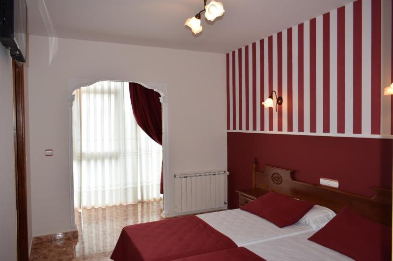 Basic Double Room image 3