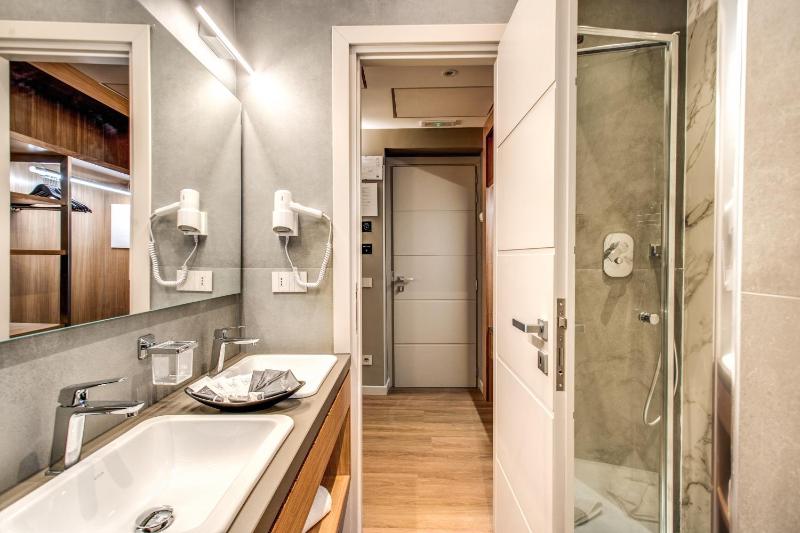 Deluxe Quadruple Room image 3