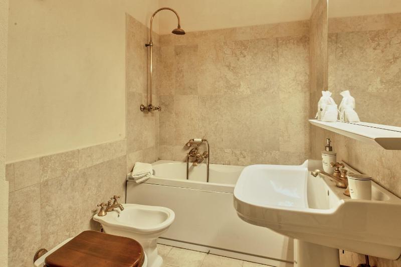 Deluxe Suite image 4
