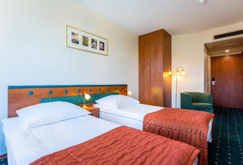 Twin Room image 3