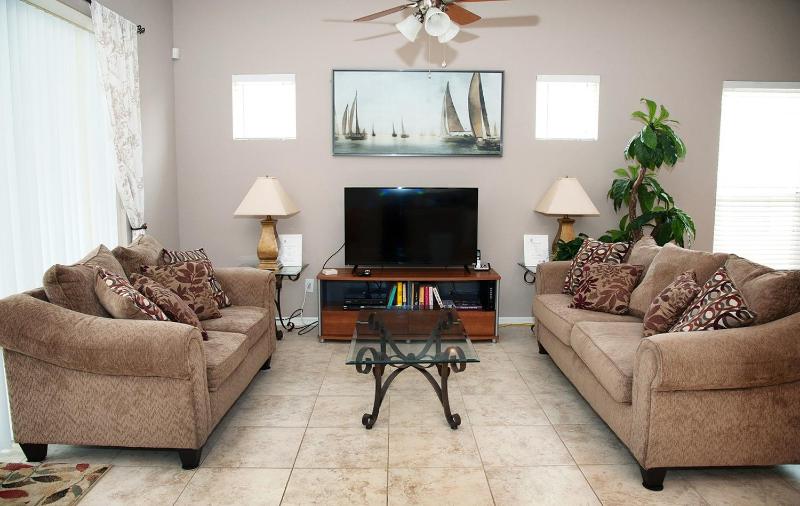 Four-Bedroom House with Private Pool image 3