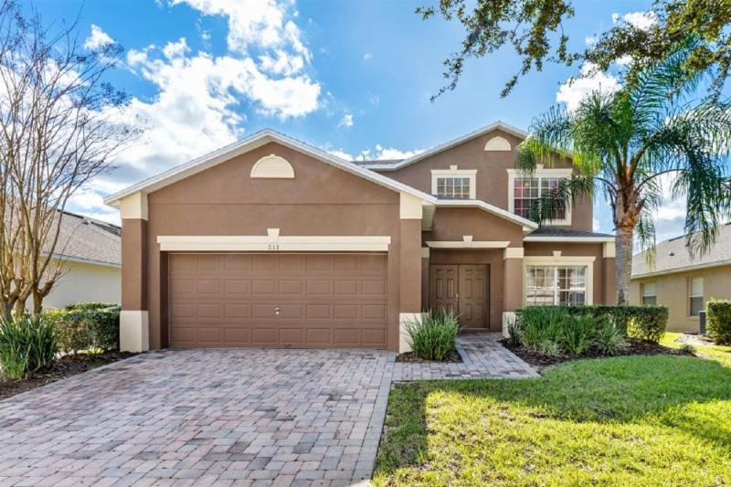 Five-Bedroom House with Private Pool image 1