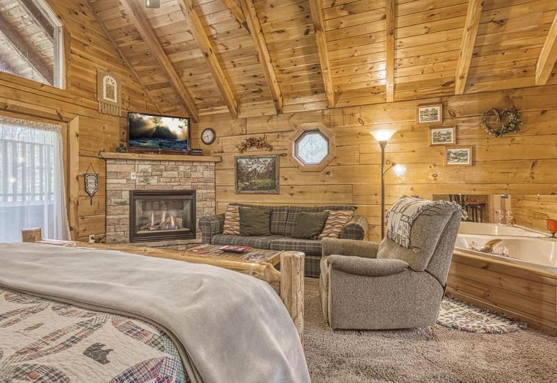Mountain Eden Hot Tub Resort Pool WIFI FREE tickets each paid day!!! - image 18