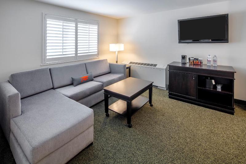 1 King Bed, Deluxe Suite, Non-Smoking image 2