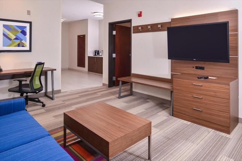 One-Bedroom Suite with Sofa Bed image 2