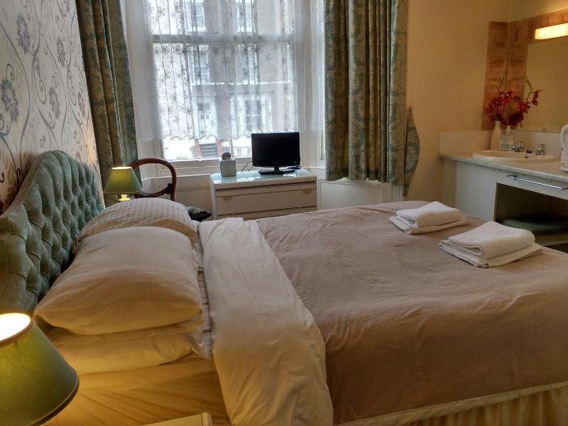 Double Room image 3
