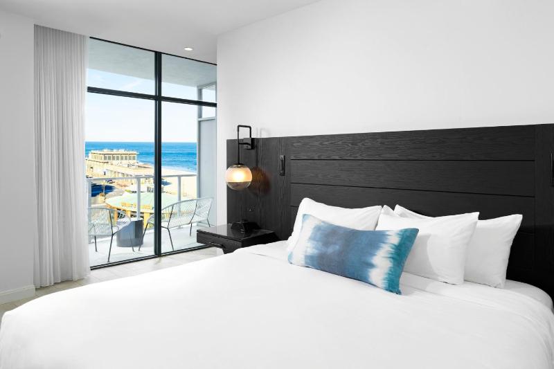 Deluxe Junior King Suite with Terrace  image 2