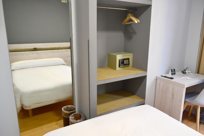 Standard Single Room image 4